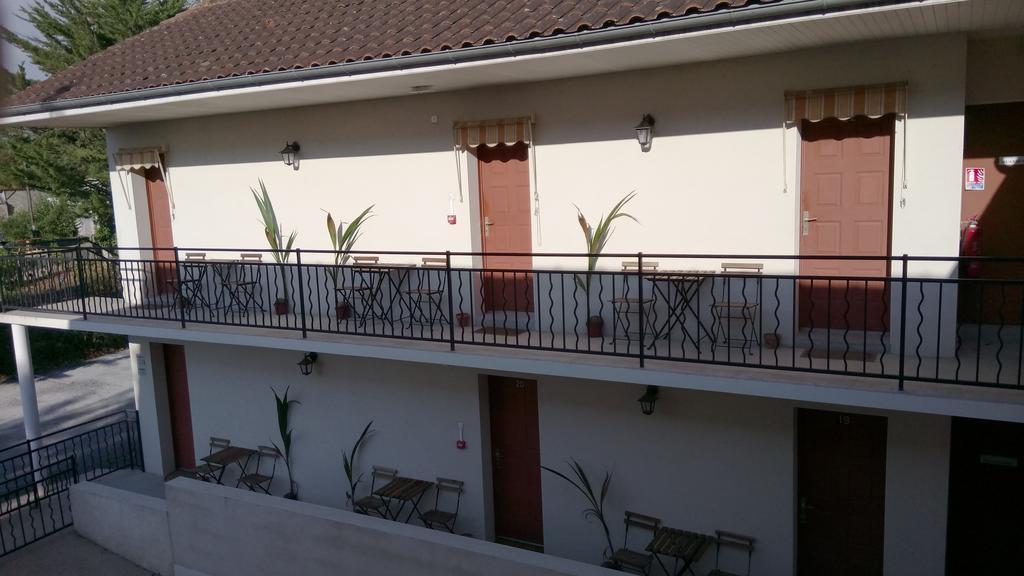Hotel Montespan Lussac-les-Chateaux Exterior photo