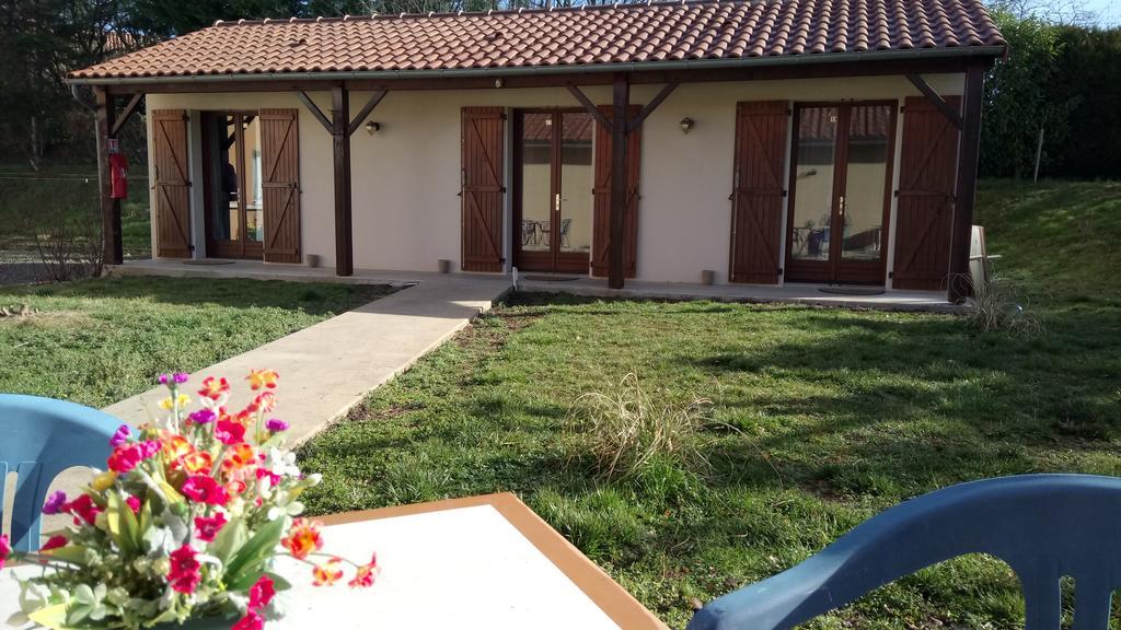 Hotel Montespan Lussac-les-Chateaux Exterior photo