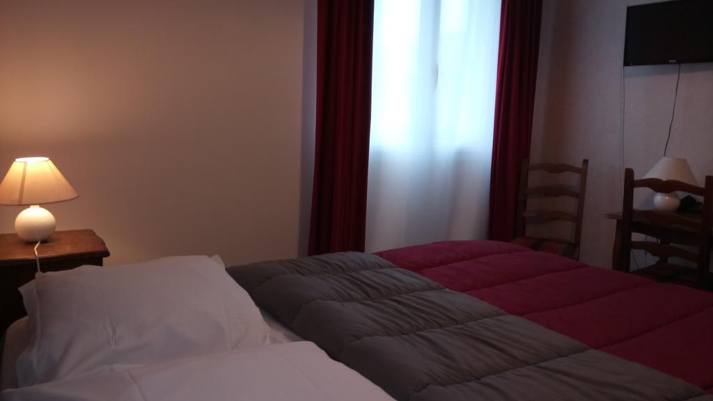Hotel Montespan Lussac-les-Chateaux Exterior photo