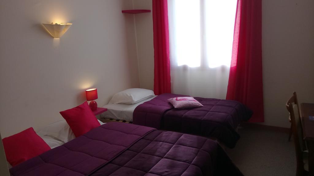 Hotel Montespan Lussac-les-Chateaux Exterior photo