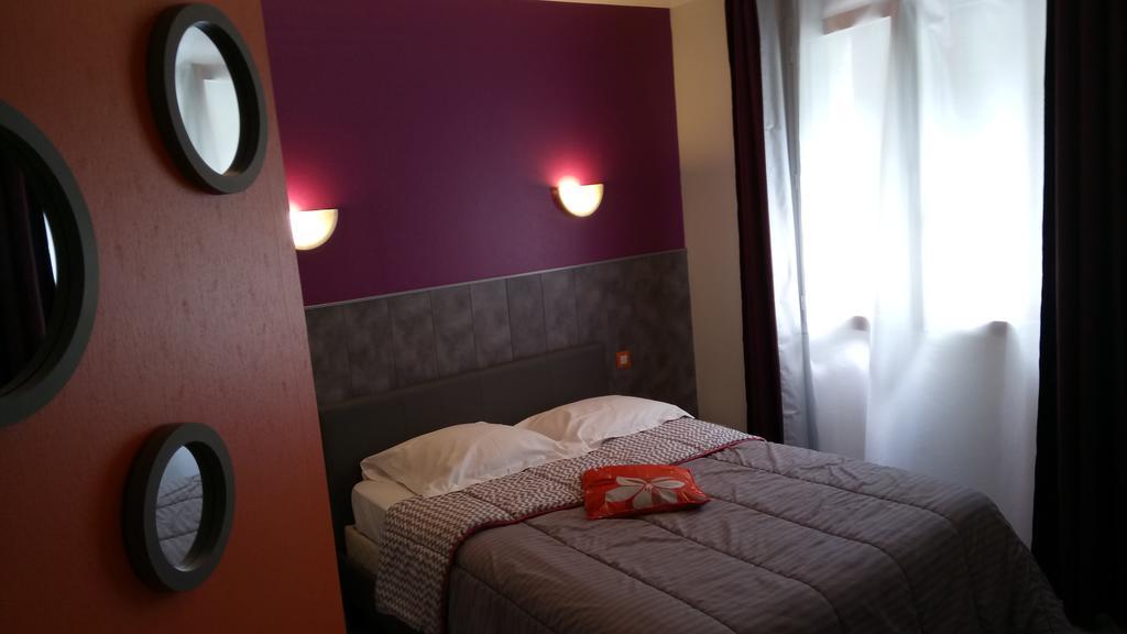 Hotel Montespan Lussac-les-Chateaux Exterior photo