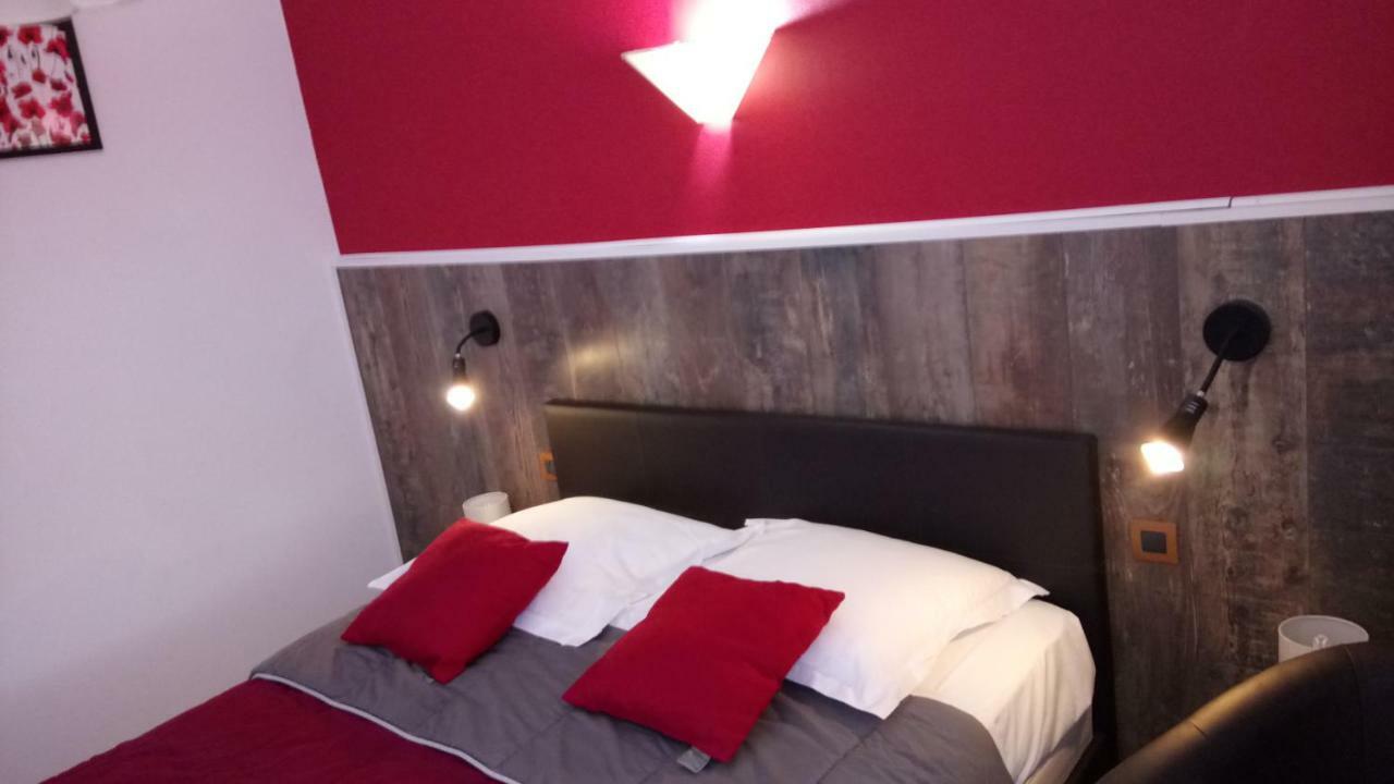 Hotel Montespan Lussac-les-Chateaux Exterior photo